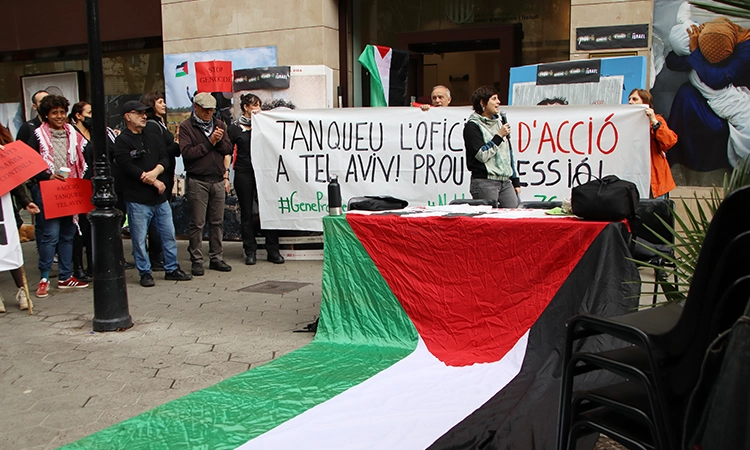 Un grup de manifestants ocupen la seu d’ACCIÓ per exigir que el nou Govern trenqui relacions amb Israel