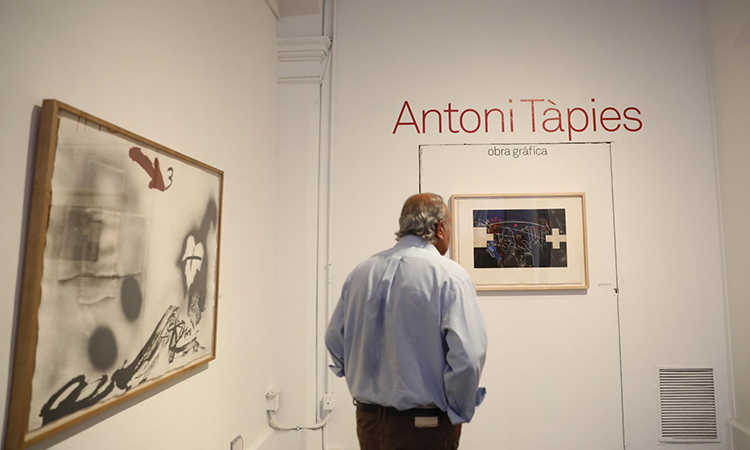 Xile acull la primera exposició individual d’Antoni Tàpies