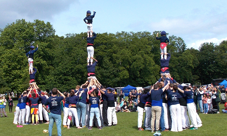 10 anys de castells a Edinburgh: festa, dos castells històrics i folk català