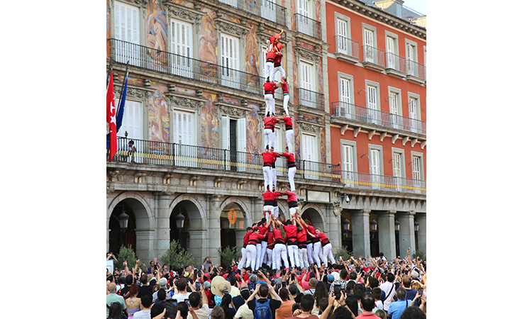 Madrid veu alçar un castell de 9 per primer cop: la Colla Joves Xiquets de Valls ho ha fet possible
