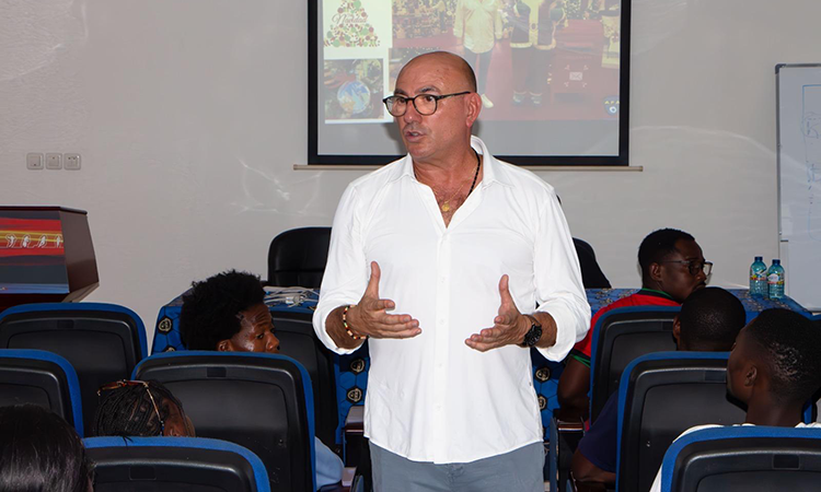 Cornellà distingeix Toni Cortés, director de l'Acadèmia AFA Angola