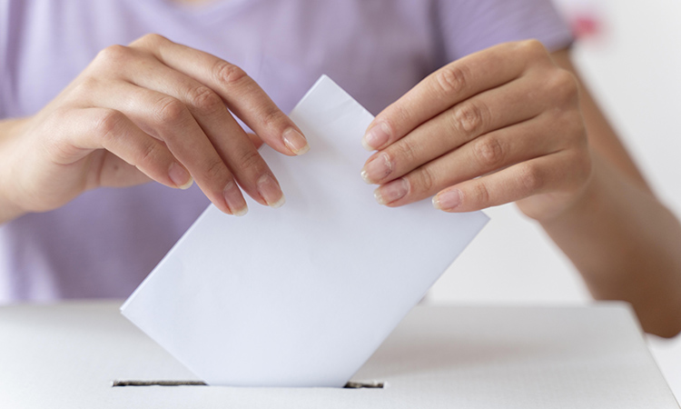 Eleccions 12-M: els catalans a l'estranger ja voten a les ambaixades espanyoles