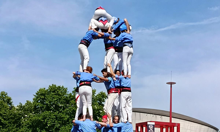 Els castellers de París alcen el seu primer 5d6 en la festa dels seus 10 anys