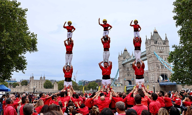 Festa d'aniversari a Tower Bridge: Londres vibra amb els castells i la cultura catalana