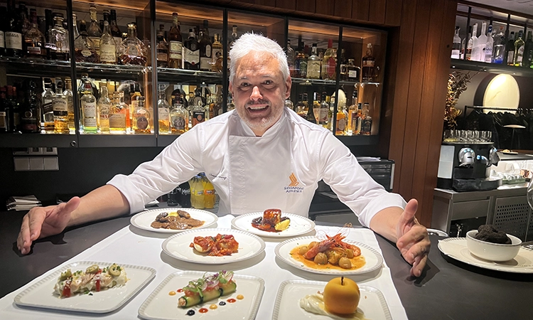 Un xef català dissenya el nou menú del vol directe entre Barcelona i Singapur